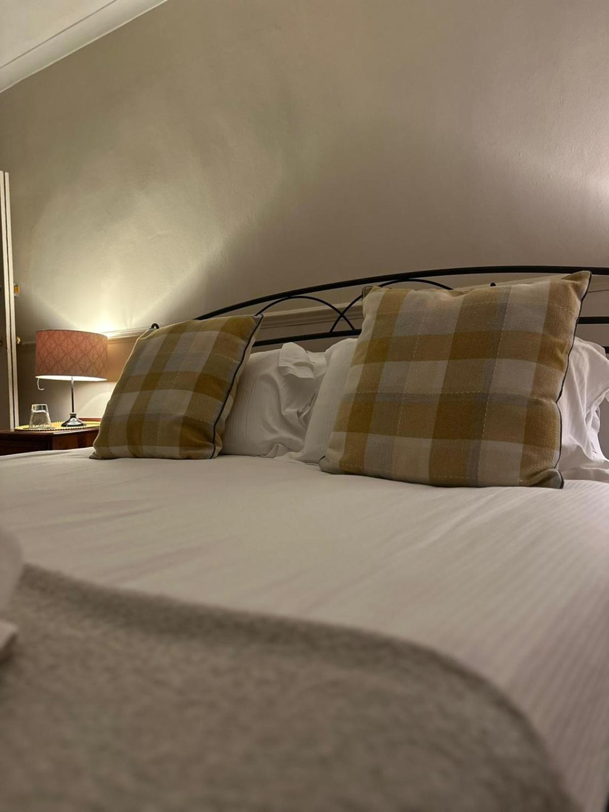 Montacute The Kings Arms Inn מראה חיצוני תמונה