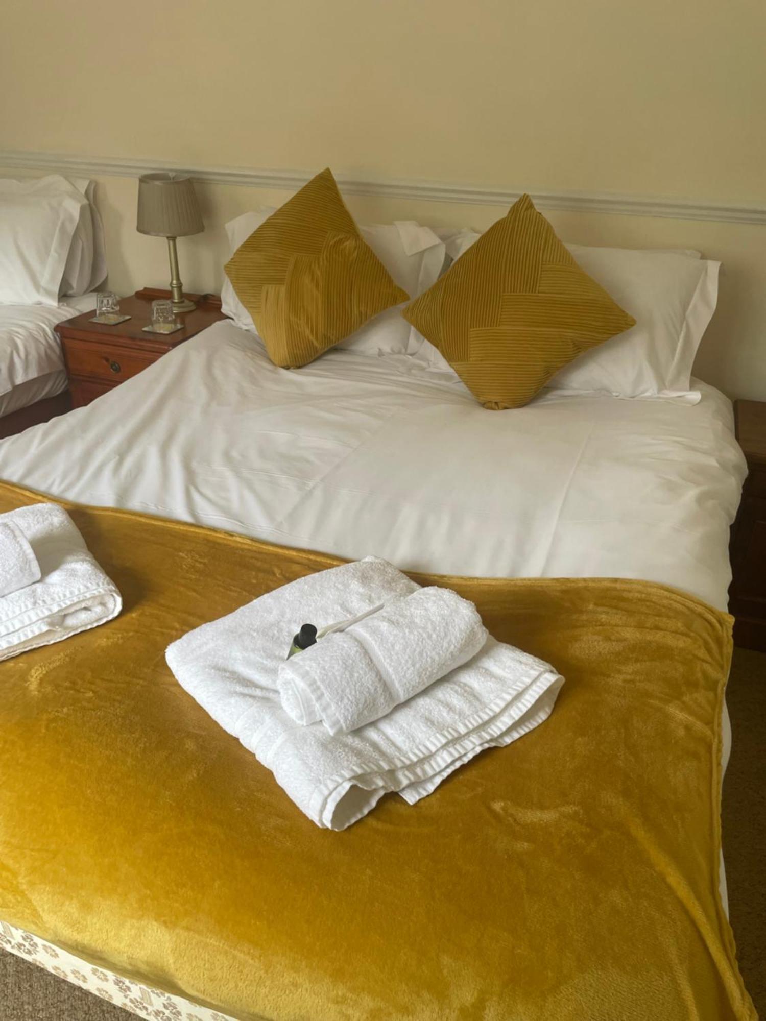 Montacute The Kings Arms Inn מראה חיצוני תמונה