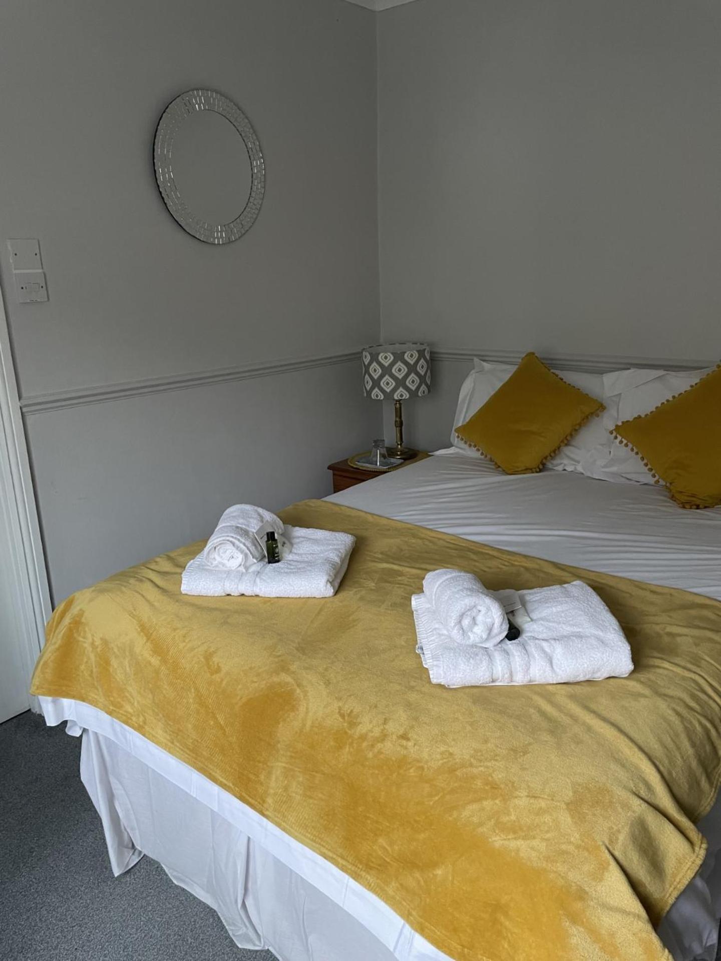 Montacute The Kings Arms Inn מראה חיצוני תמונה